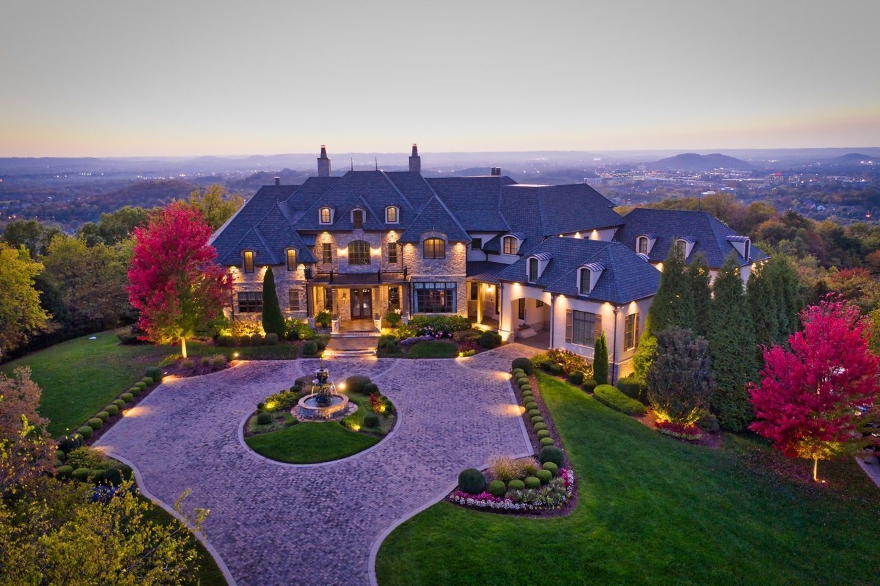 Front elevation of Laurier du Sommet, a luxury estate by Brentwood Builders.