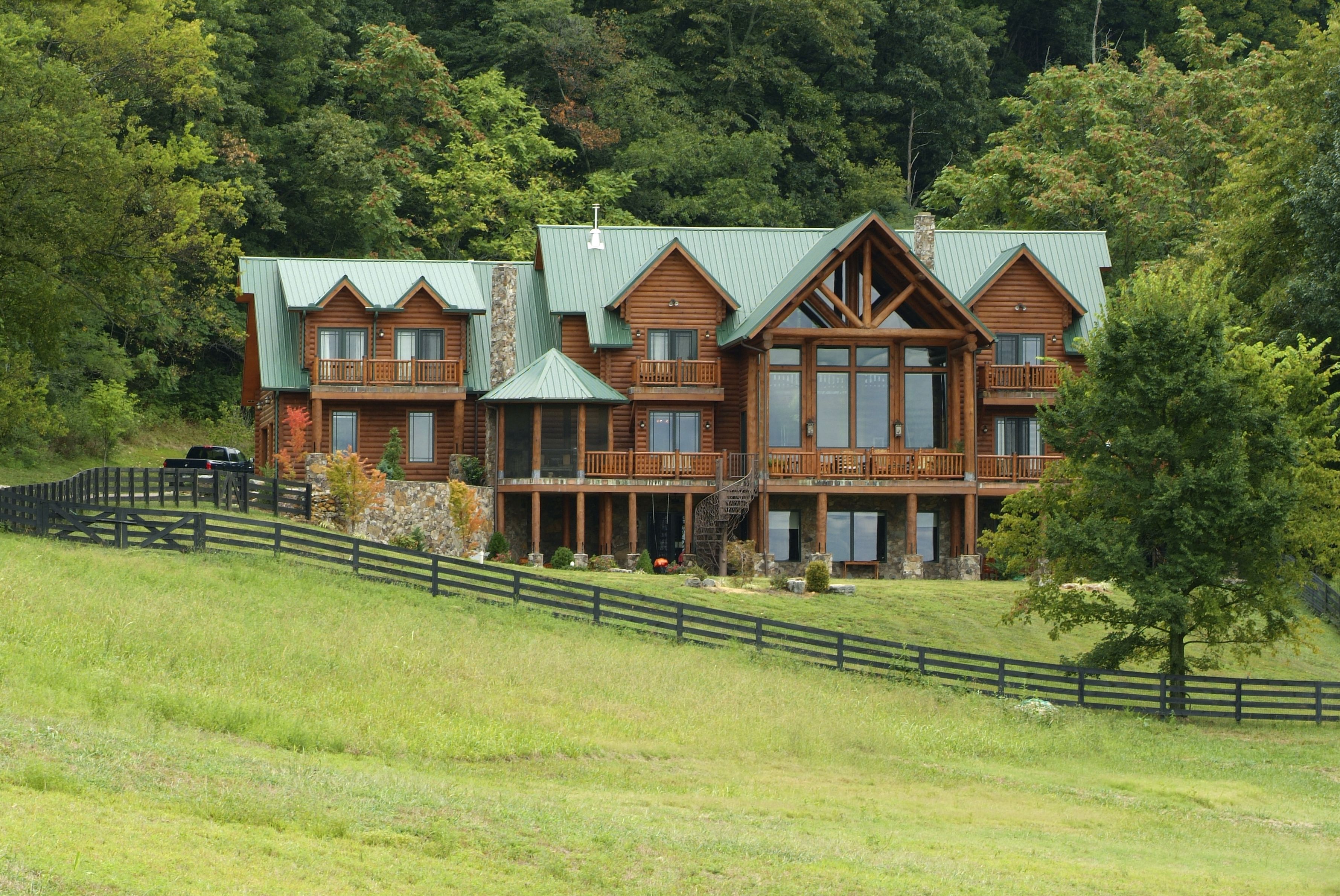 Front elevation perspective of a log cabin lodge built by a custom home builder in Leipers Fork, Tennessee