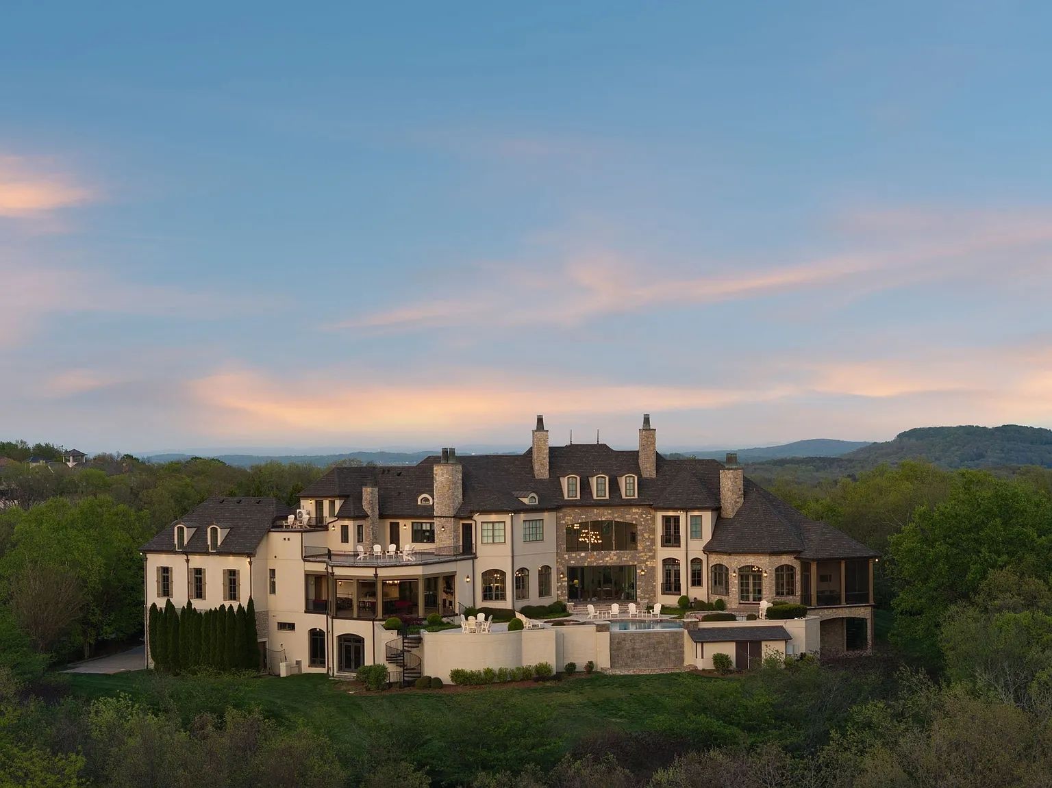Back elevation of Laurier du Sommet, a luxury estate by Brentwood Builders.