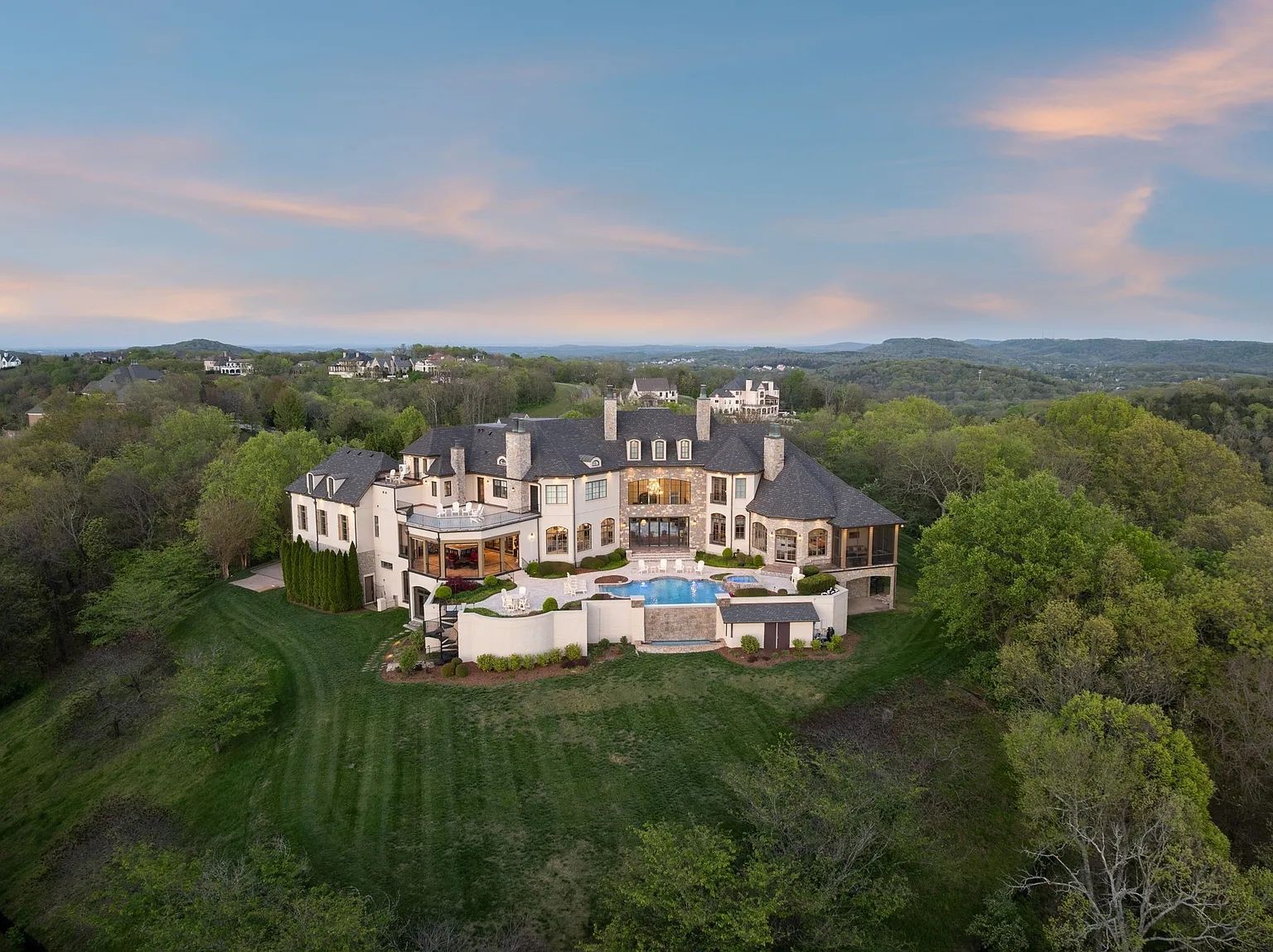 Back elevation of Laurier du Sommet, a luxury estate by Brentwood Builders.