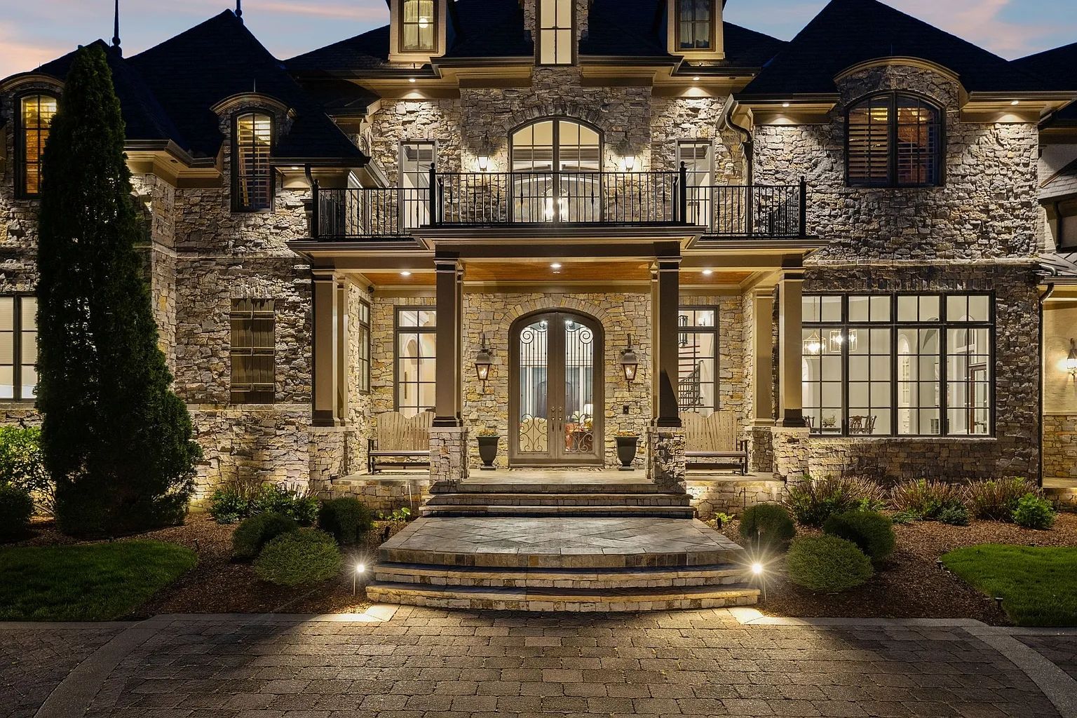 Front elevation of Laurier du Sommet, a luxury estate by Brentwood Builders.