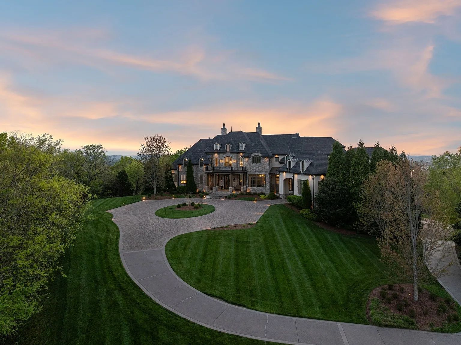 Front elevation of Laurier du Sommet, a luxury estate by Brentwood Builders.