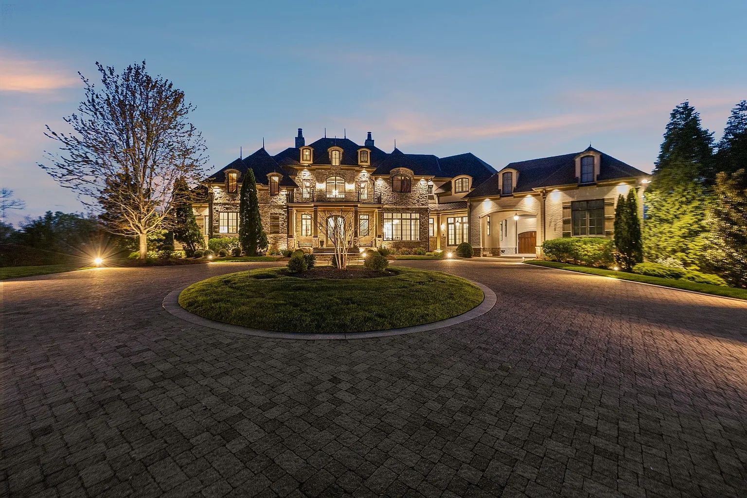 Front elevation of Laurier du Sommet, a luxury estate by Brentwood Builders.
