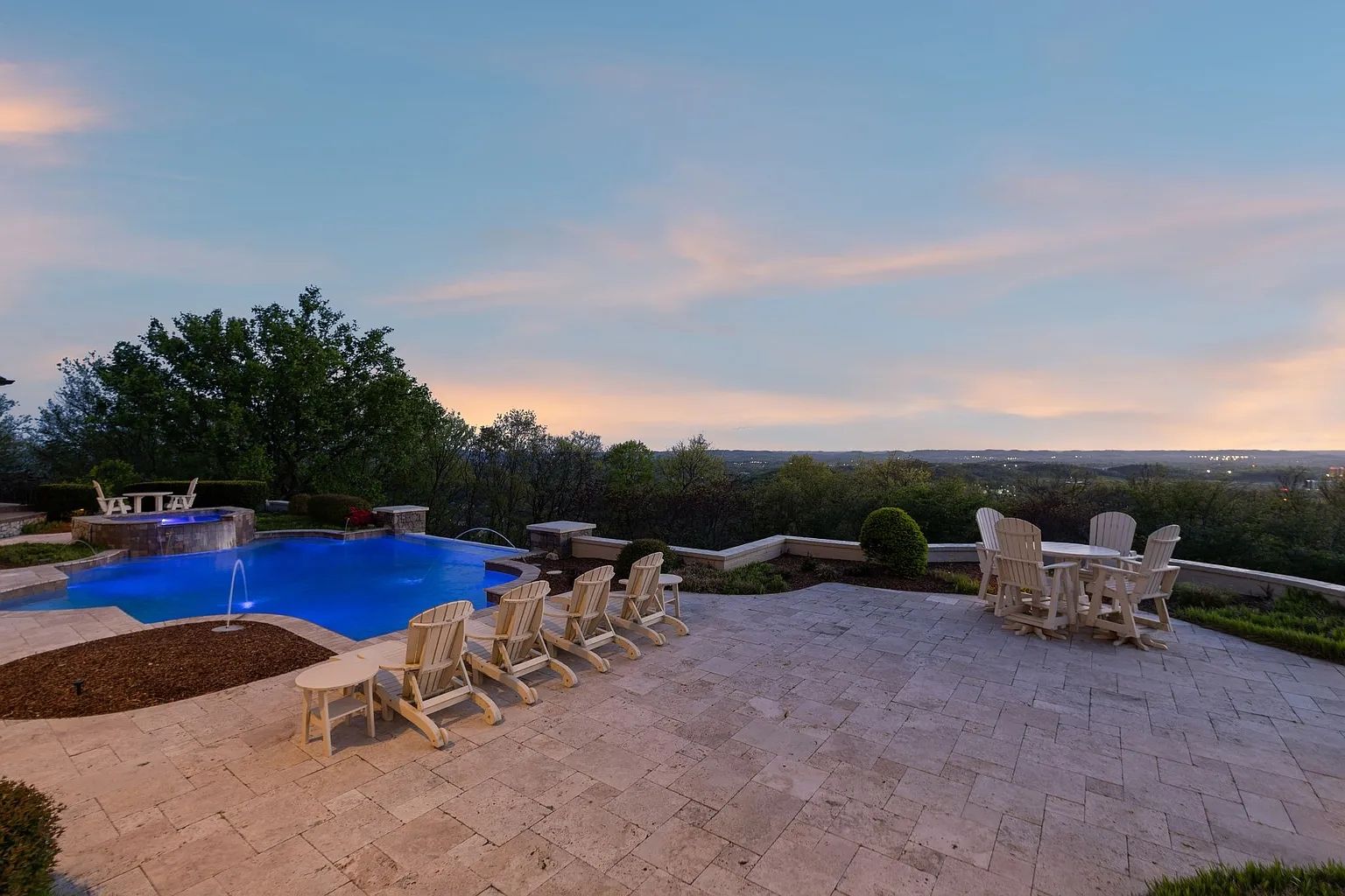 Pool of Laurier du Sommet, a luxury estate by Brentwood Builders.