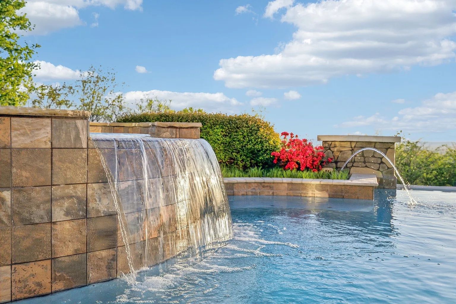 Pool of Laurier du Sommet, a luxury estate by Brentwood Builders.